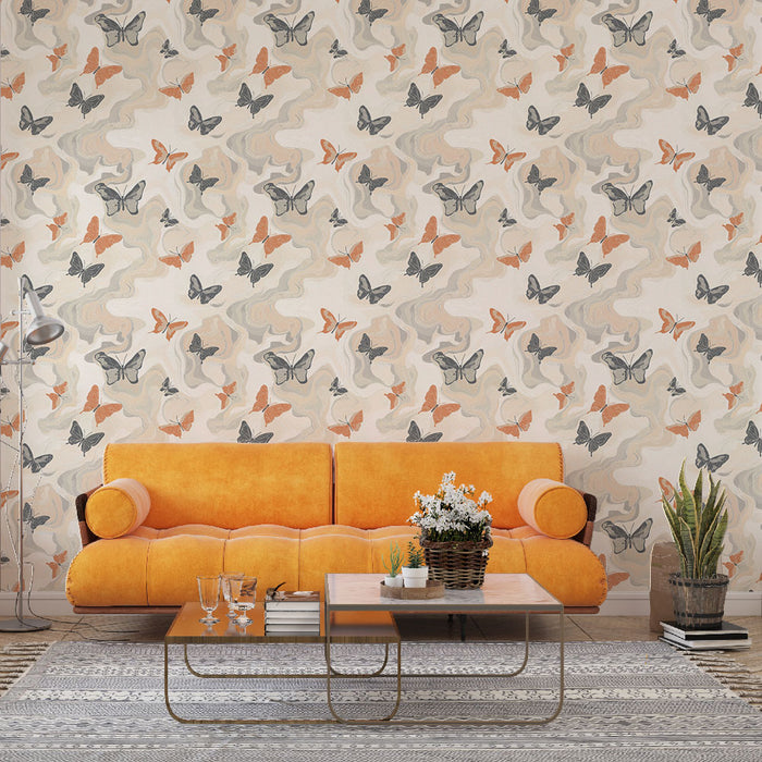 Un salon moderne avec un papier peint aux motifs de papillons orange et gris sur un fond aux ondulations douces, créant une ambiance légère et joyeuse.