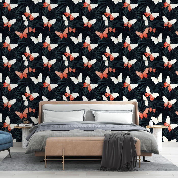 Une chambre moderne avec un papier peint tropical noir orné de papillons blancs et orange sur un fond de feuillage luxuriant, créant une ambiance vivante et élégante.