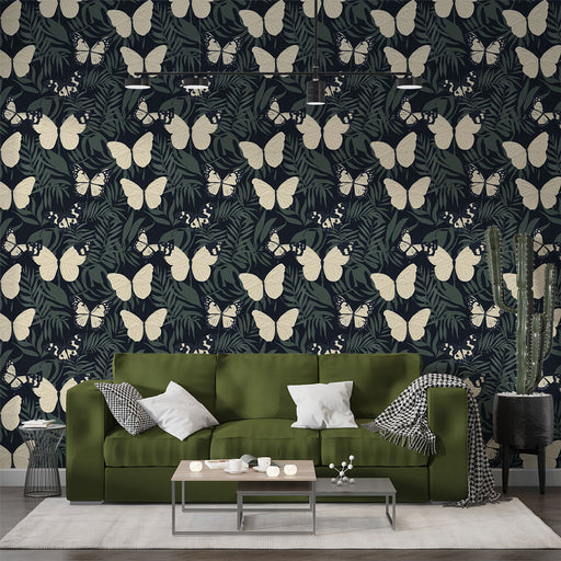 Un salon contemporain avec un papier peint tropical représentant des papillons crème sur fond noir, entourés de feuillages verts, créant une ambiance vivante et élégante.