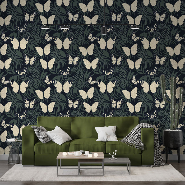 Un salon contemporain avec un papier peint tropical représentant des papillons crème sur fond noir, entourés de feuillages verts, créant une ambiance vivante et élégante.