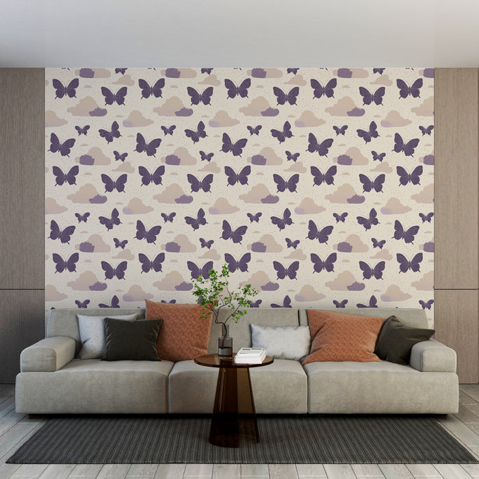 Un salon moderne avec un papier peint aux motifs de papillons violets sur fond clair, créant une atmosphère légère et joyeuse.