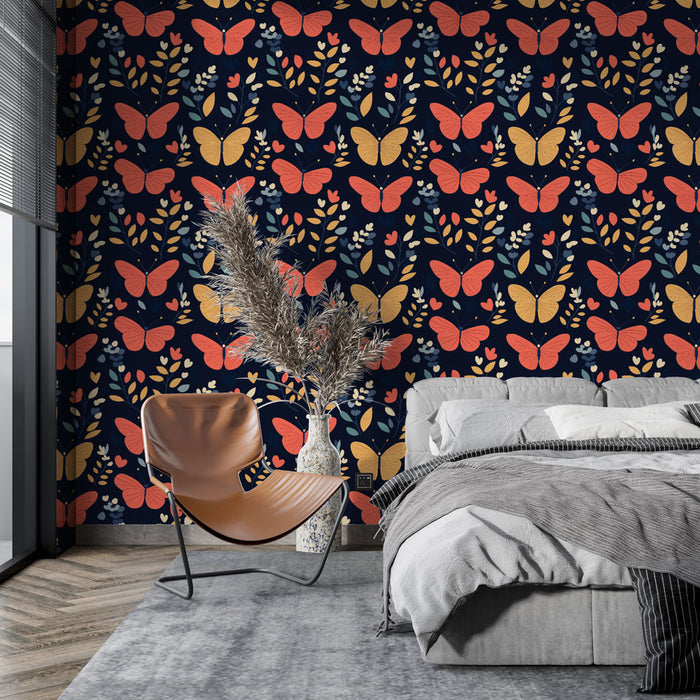 Une chambre moderne avec un papier peint floral bleu nuit orné de papillons rouges et jaunes, créant une atmosphère vivante et chaleureuse.