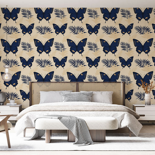 Une chambre élégante avec un papier peint représentant des papillons bleus sur fond beige, agrémenté de motifs de feuillage, créant une ambiance vivante et apaisante.