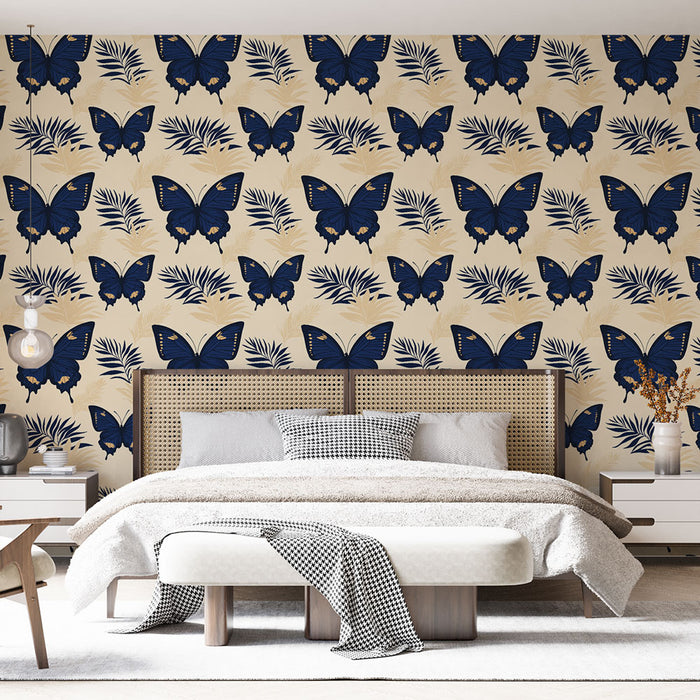 Une chambre élégante avec un papier peint représentant des papillons bleus sur fond beige, agrémenté de motifs de feuillage, créant une ambiance vivante et apaisante.