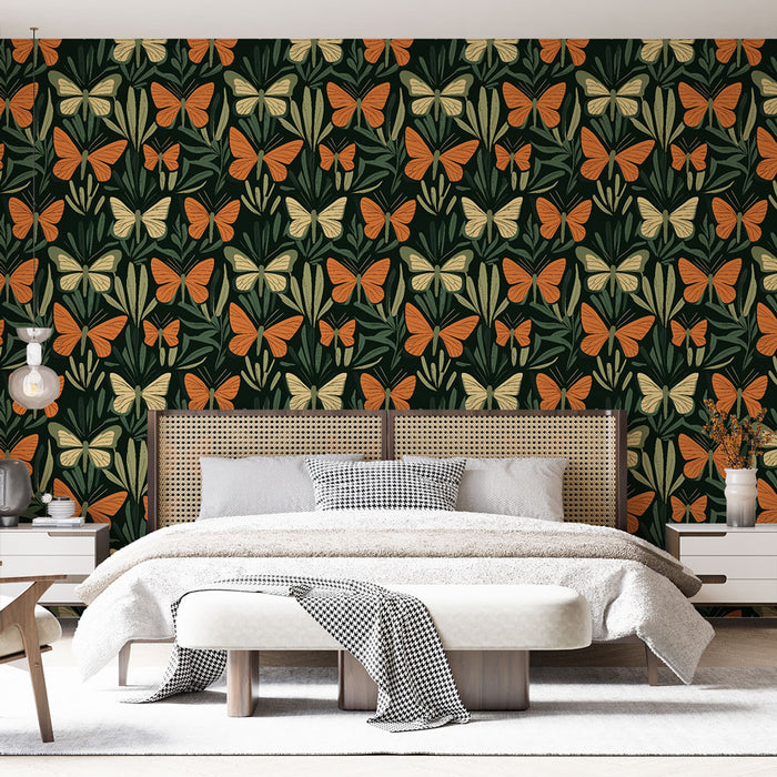 Une chambre moderne avec un papier peint floral représentant des papillons orange et crème sur fond noir, créant une atmosphère vibrante et chaleureuse.