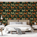 Une chambre moderne avec un papier peint floral représentant des papillons orange et crème sur fond noir, créant une atmosphère vibrante et chaleureuse.