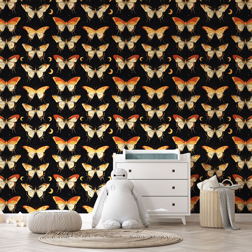 Une chambre d'enfant avec un papier peint noir orné de papillons dorés et orange, créant une atmosphère magique et intrigante.