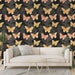 Un salon moderne avec un papier peint floral représentant des papillons aux teintes douces sur un fond noir, créant une ambiance élégante et dynamique.