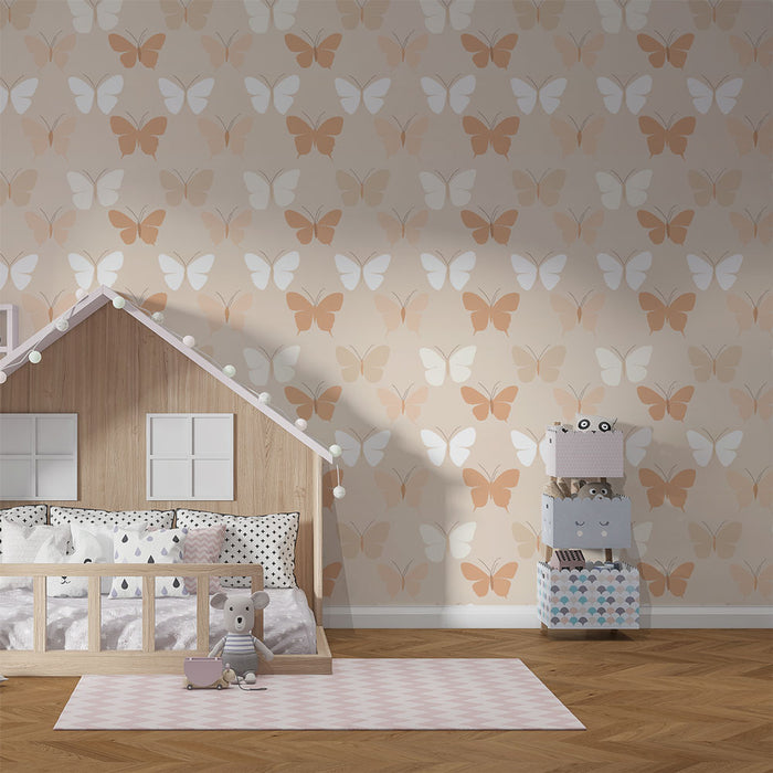 Une chambre d'enfant avec un papier peint délicat représentant des papillons dans des teintes douces de pêche et blanc, créant une atmosphère joyeuse et légère.
