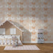 Une chambre d'enfant avec un papier peint délicat représentant des papillons dans des teintes douces de pêche et blanc, créant une atmosphère joyeuse et légère.
