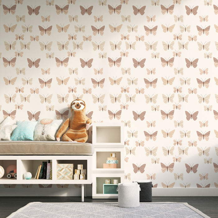 Une chambre d'enfant avec un papier peint délicat représentant des papillons dans des teintes douces de rose et beige, créant une ambiance légère et joyeuse.