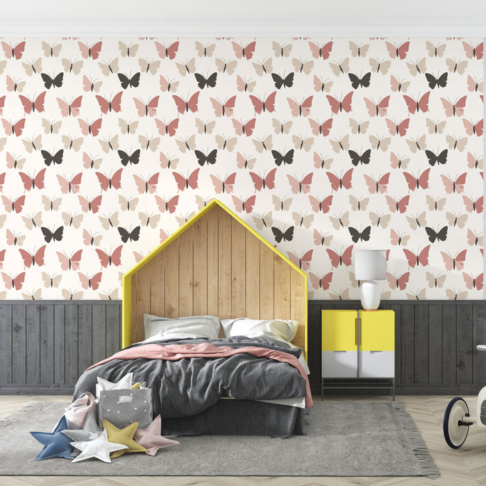 Une chambre moderne avec un papier peint aux motifs de papillons dans des teintes douces de rose, beige et noir, créant une atmosphère légère et joyeuse.