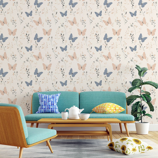 Un salon lumineux avec un papier peint floral crème orné de papillons bleu et rose, créant une ambiance douce et naturelle.