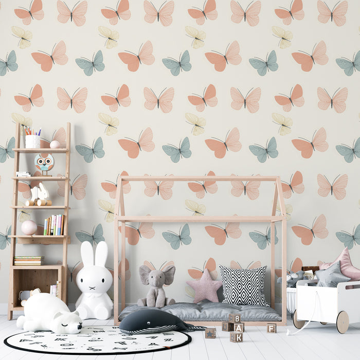 Une chambre d'enfant avec un papier peint délicat illustrant des papillons aux teintes douces de rose et de bleu sur fond clair, créant une ambiance ludique et apaisante.