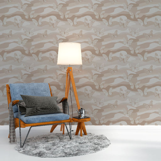 Une pièce confortable avec un papier peint aux motifs de papillons délicats sur un fond beige et ondulé, créant une atmosphère douce et apaisante.