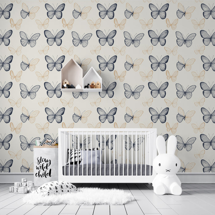 Une chambre d'enfant avec un papier peint délicat orné de papillons noirs et beiges sur fond clair, créant une ambiance douce et rêveuse.