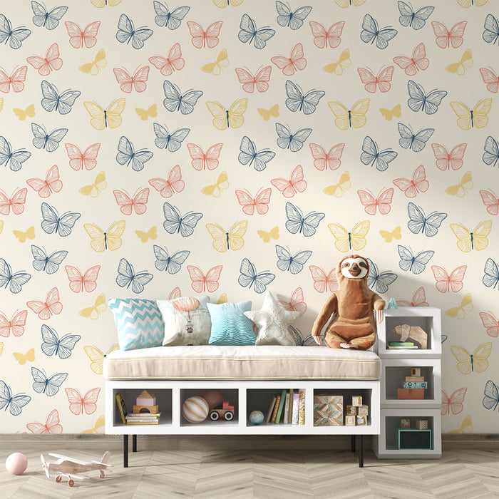 Une chambre enfantine avec un papier peint aux motifs de papillons colorés dans des teintes pastel, créant une ambiance douce et joyeuse.