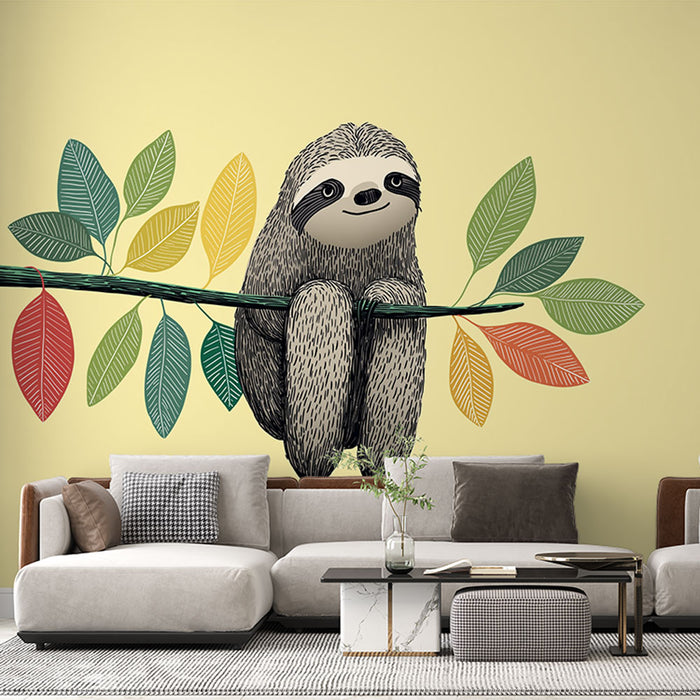 Une pièce de vie moderne avec un papier peint illustrant un paresseux sur une branche, entouré de feuilles colorées sur un fond jaune vif, créant une ambiance joyeuse et ludique.