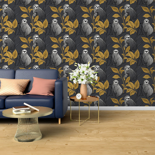Un salon contemporain avec un papier peint illustrant des paresseux en noir et blanc entourés de feuillages dorés sur fond sombre, créant une ambiance ludique et chaleureuse.