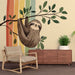 Une chambre moderne avec un papier peint illustrant un paresseux suspendu à une branche, entouré de feuilles et de bandes colorées évoquant une ambiance ludique et chaleureuse.