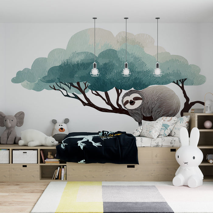 Une chambre d'enfant avec un papier peint illustrant un paresseux sur une branche, entouré d'arbres aux teintes vertes douces, créant une ambiance ludique et apaisante.
