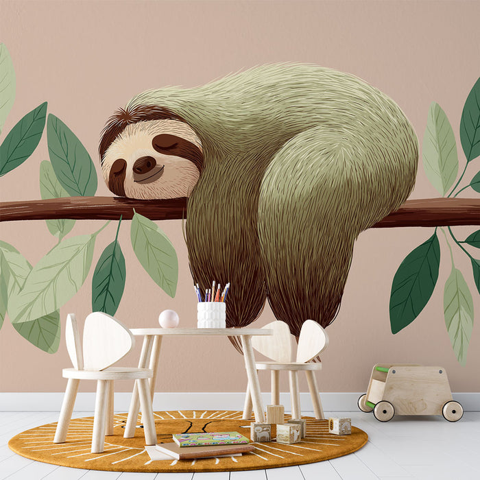 Une chambre d'enfant avec un papier peint illustrant un paresseux endormi sur une branche, entouré de feuillages, créant une atmosphère ludique et apaisante.