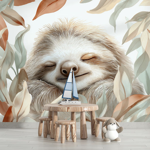 Une chambre d'enfant avec un papier peint illustrant un paresseux souriant entouré de feuilles aux teintes douces, créant une ambiance chaleureuse et apaisante.