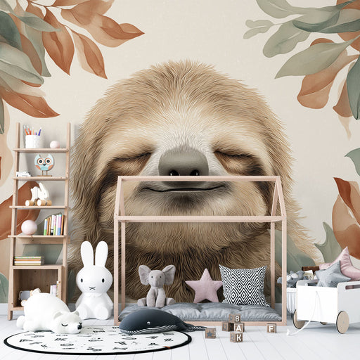 Une chambre d'enfant avec un papier peint illustrant un paresseux souriant entouré de feuilles aux teintes douces, créant une atmosphère joyeuse et apaisante.