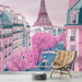Papier peint Paris printanier avec vue romantique des rues parisiennes et cerisiers en fleurs pour décoration murale élégante.