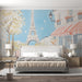 Papier peint romantique Paris avec la Tour Eiffel et café en plein air pour chambre élégante.