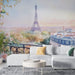 Papier peint parisien avec balcon fleuri et vue sur la Tour Eiffel pour salon élégant