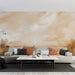 Un salon moderne avec un papier peint aux nuances beige et crème, évoquant des cieux nuageux et une ambiance douce et apaisante.