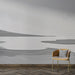 Une pièce moderne avec un papier peint abstrait en nuances de gris, représentant des formes fluides évoquant un paysage minimaliste et apaisant.