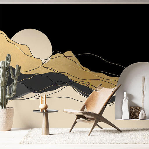 Une pièce moderne avec un papier peint abstrait représentant des montagnes aux lignes dorées et noires sur fond noir, créant une ambiance élégante et contemporaine.