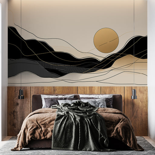 Une chambre moderne avec un papier peint abstrait représentant des montagnes en noir et or sur fond beige, dégageant une atmosphère apaisante et élégante.