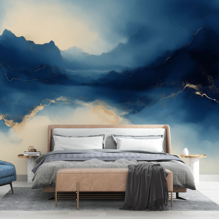 Une chambre élégante avec un papier peint abstrait aux nuances de bleu profond et doré, évoquant une ambiance apaisante et artistique.