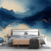 Une chambre élégante avec un papier peint abstrait aux nuances de bleu profond et doré, évoquant une ambiance apaisante et artistique.