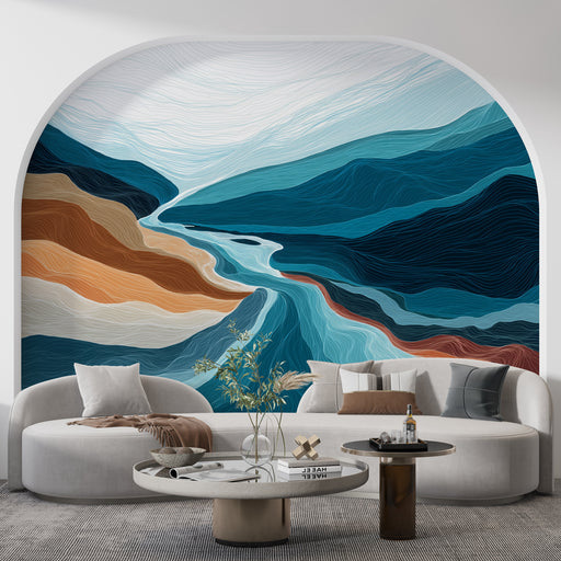 Un salon contemporain avec un papier peint abstrait aux ondulations bleu, beige et terracotta évoquant des paysages aquatiques, créant une atmosphère apaisante et artistique.