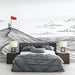 Une chambre moderne avec un papier peint illustratif représentant des collines stylisées en noir et blanc, où un personnage brandit un drapeau rouge, créant une ambiance inspirante et artistique.