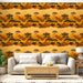 Un salon chaleureux avec un papier peint aux motifs de paysages africains, mélangeant des teintes orangées et brunes, créant une ambiance accueillante et naturelle.