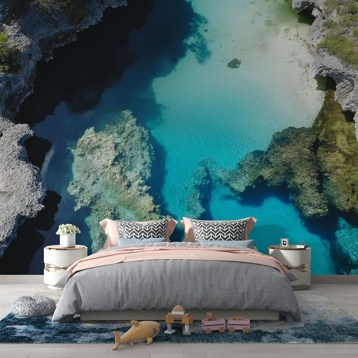 Une chambre moderne avec un papier peint représentant un paysage aquatique aux nuances de bleu et vert, créant une atmosphère apaisante et rafraîchissante.