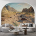Une pièce moderne avec un papier peint représentant un paysage désertique aux teintes chaudes, évoquant une atmosphère sereine et naturelle.