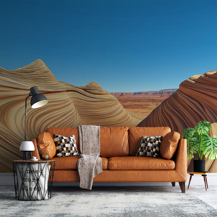 Une pièce moderne avec un papier peint représentant des formations rocheuses aux teintes ocres et des stries douces, évoquant une ambiance naturelle et apaisante.