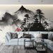 Un salon moderne avec un papier peint inspiré de l'art asiatique, représentant des montagnes en noir et blanc avec des touches de rouge et une ambiance zen.