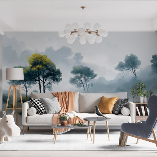 Une pièce de salon moderne avec un papier peint représentant un paysage brumeux de forêts aux teintes douces de bleu et vert, créant une atmosphère apaisante et naturelle.