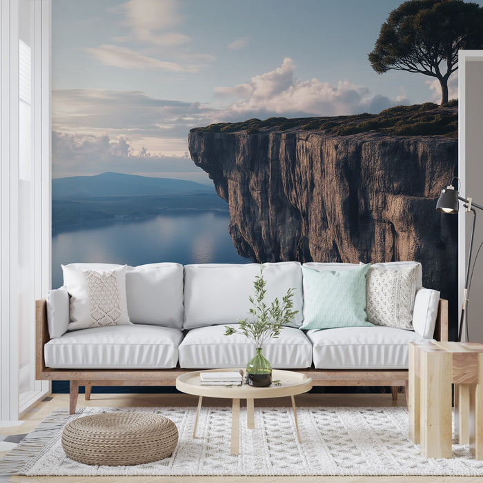 Un salon moderne avec un papier peint représentant une falaise majestueuse surplombant un lac calme, créant une atmosphère apaisante et naturelle.
