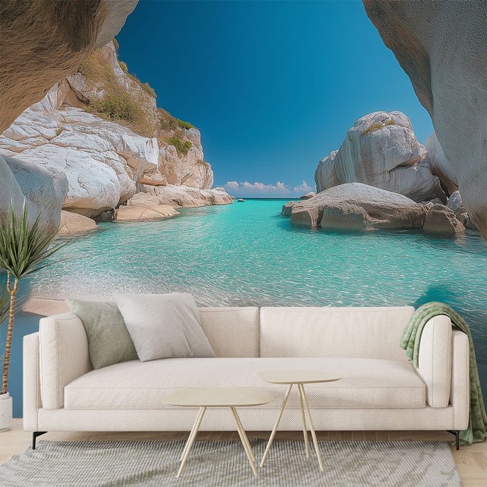 Papier peint paysage côtier avec plage sereine, eaux cristallines et rochers pour salon moderne.