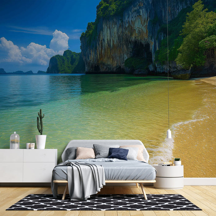 Une chambre moderne avec un papier peint représentant une plage paradisiaque aux eaux turquoise et aux falaises verdoyantes, créant une atmosphère sereine et relaxante.