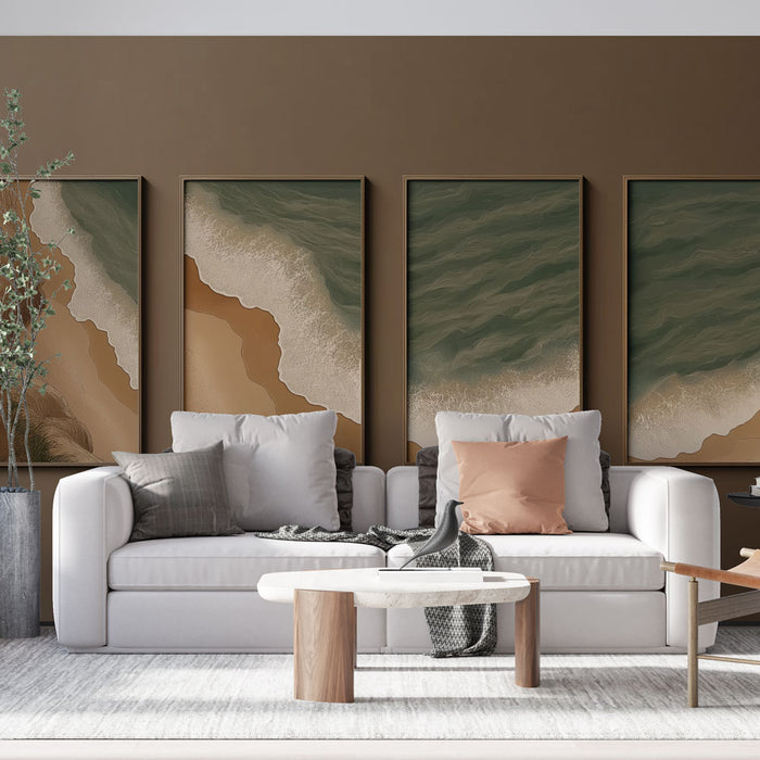 Un salon contemporain avec un papier peint brun chaud mettant en valeur des œuvres représentant des plages et des vagues, créant une atmosphère apaisante et naturelle.