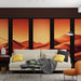 Un salon moderne avec un papier peint représentant des dunes stylisées dans des teintes chaudes d'orange et de rouge, créant une atmosphère accueillante et dynamique.